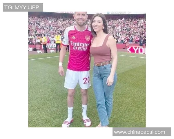 足球巨星家庭温馨合影：球场之外的幸福时光，男主角携亲人共享美好瞬间